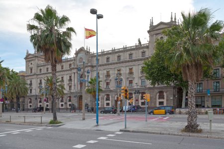 Téléchargez les photos : Barcelone, Espagne - 08 juin 2018 : Façade du bâtiment de la Capitainerie générale sur le Paseo de Colon en face de Port Vell. - en image libre de droit