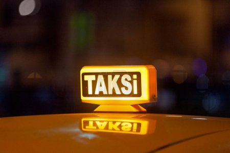 Téléchargez les photos : Panneau lumineux de taxi d'Istanbul en Turquie. - en image libre de droit