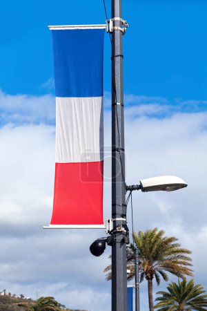 Téléchargez les photos : Bannière française suspendue à un lampadaire le jour de la Bastille. - en image libre de droit