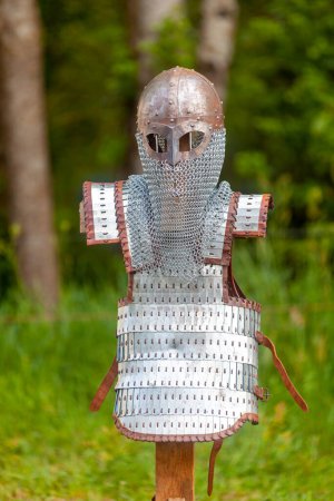 Téléchargez les photos : Casque chainmail Viking et son armure lamellaire sur son présentoir en bois. - en image libre de droit