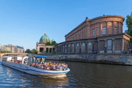 Téléchargez les photos : Berlin, Allemagne - 02 juin 2019 : Bateau passant devant la vieille galerie nationale avec derrière, le pont Friedrichs et la cathédrale de Berlin
. - en image libre de droit