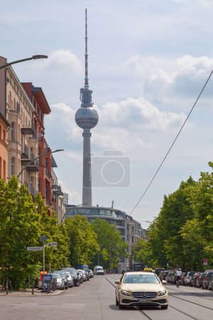 Téléchargez les photos : Berlin, Allemagne - 01 juin 2019 : La Berliner Fernsehturm est une tour de 368m de haut, ouverte en 1969, avec une galerie de 203m et un restaurant tournant à 207m. - en image libre de droit