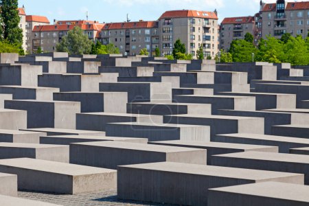 Foto de Berlín, Alemania - 03 de junio de 2019: El Monumento a los judíos asesinados de Europa, también conocido como el Monumento al Holocausto, es un monumento en Berlín a las víctimas judías de los Hol. - Imagen libre de derechos