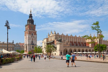 Téléchargez les photos : Cracovie, Pologne - 07 juin 2019 : La place principale avec l'hôtel de ville indépendant et la tour de l'hôtel de ville. - en image libre de droit