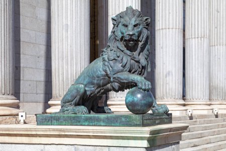 Einer der Bronzelöwen, die den Eingang des Palacio de las Cortes (Gebäude, in dem sich der spanische Abgeordnetenkongress trifft) flankieren. Die Statue wurde 1865 von Ponciano Ponzano geschaffen.