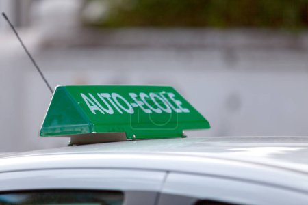 Téléchargez les photos : Panneau de toit de voiture verte disant en français "Auto-Ecole", signifiant en anglais "Driving school". - en image libre de droit