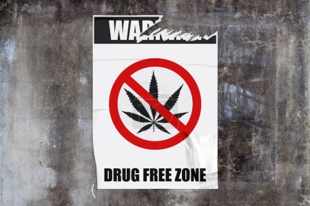 Foto de Muro de hormigón envejecido de marco completo con un cartel blanco roto en el medio que representa un letrero prohibido con marihuana con el mensaje "Advertencia - Zona libre de drogas" escrito alrededor. - Imagen libre de derechos