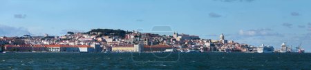Foto de Lisboa, Portugal - 01 de junio de 2018: Vista del casco antiguo desde el otro lado del río Tajo. - Imagen libre de derechos