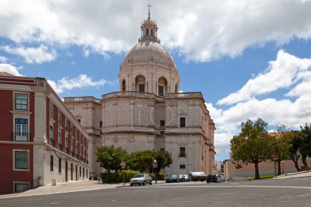 Foto de Lisboa, Portugal - 01 de junio de 2018: La Iglesia de Santa Engracia es un monumento del siglo XVII en la capital portuguesa. Originalmente una iglesia, en el siglo XX se convirtió en el Panteón Nacional. - Imagen libre de derechos