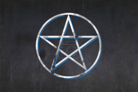 Téléchargez les photos : Tableau noir avec le symbole Pentacle de Wicca dessiné au milieu. - en image libre de droit