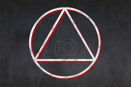 Téléchargez les photos : Tableau noir avec le triangle à l'intérieur d'un symbole de cercle dessiné au milieu. - en image libre de droit