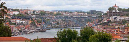 Foto de El Mosteiro da Serra do Pilar con vistas al puente Luis I que cruza el río Duero. - Imagen libre de derechos