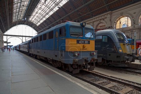 Foto de Budapest, Hungría - 20 de junio de 2018: Un tren húngaro MAV Clase V43 junto a un Siemens Taurus en la estación de tren Budapest-Keleti. - Imagen libre de derechos
