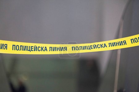 Téléchargez les photos : Ruban adhésif avec écrit en bulgare, signifiant en anglais "Police line". - en image libre de droit