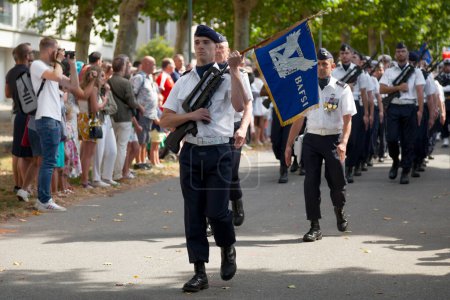 Foto de Brest, Francia - 14 de julio de 2022: La Brigada Aérea de las Fuerzas de Seguridad e Intervención (BAFSI) reúne a los fusileros aéreos y los comandos de paracaídas aéreos de la Fuerza Aérea y Espacial Francesa - Imagen libre de derechos