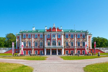 Foto de Tallin, Estonia - 16 de junio de 2019: El Palacio Kadriorg es un palacio barroco petrino construido para Catalina I de Rusia por Pedro el Grande. - Imagen libre de derechos