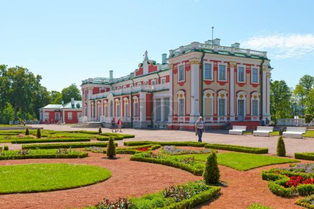 Foto de Tallin, Estonia - 16 de junio de 2019: El Palacio Kadriorg es un palacio barroco petrino construido para Catalina I de Rusia por Pedro el Grande. - Imagen libre de derechos