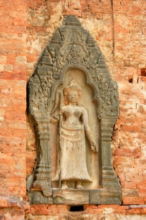 Téléchargez les photos : Sculpture d'une femme à Lolei, le temple le plus au nord du groupe Roluos de trois temples hindous de la fin du IXe siècle à Angkor, Cambodge, dont les autres membres sont Preah Ko et Bakong. - en image libre de droit