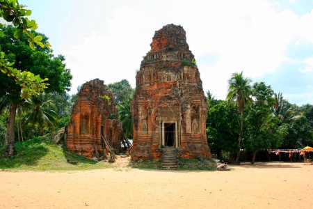 Téléchargez les photos : Lolei est le temple le plus septentrional du groupe Roluos de trois temples hindous de la fin du IXe siècle à Angkor, au Cambodge, dont les autres membres sont Preah Ko et Bakong. - en image libre de droit