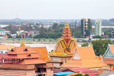 Téléchargez les photos : Phnom Penh, Cambodge - 26 août 2018 : Wat Ounalom est un wat situé sur le quai Sisowath près du Palais Royal du Cambodge. - en image libre de droit
