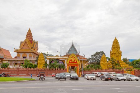 Téléchargez les photos : Phnom Penh, Cambodge - 26 août 2018 : Wat Ounalom est un wat situé sur le quai Sisowath près du Palais Royal du Cambodge. - en image libre de droit