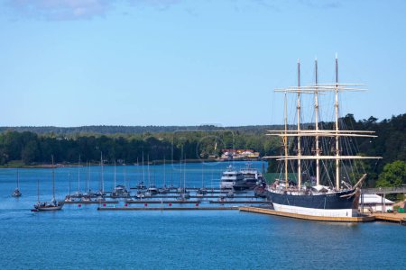 Foto de Mariehamn, Aland - 22 de junio de 2019: El Pommern es una barca de cuatro mástiles, anclada en el oeste de los dos puertos de Mariehamn, Vasterhamn. - Imagen libre de derechos