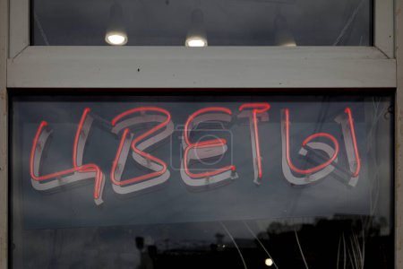 Téléchargez les photos : Gros plan sur néon rouge en forme de mot russe signifiant en français "Fleurs". - en image libre de droit