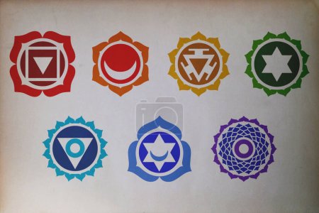 Foto de Primer plano de los símbolos del chakra impresos en papel. - Imagen libre de derechos