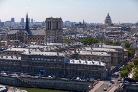 Foto de París, Francia - 07 de julio de 2017: Vista aérea del Hopital Hotel-Dieu (AP-HP), el Pont Notre-Dame y el río Sena y por detrás, Notre Dame, el Panteón, el Eglise Saint-Etienne-du-Mont, el Liceo Henri IV y el Eglise du Val-de-Grace. - Imagen libre de derechos