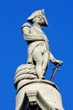 Téléchargez les photos : Gros plan sur le sommet de la colonne Nelson à Trafalgar Square, Londres. - en image libre de droit