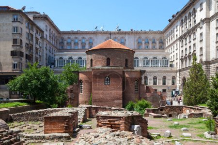 Téléchargez les photos : Sofia, Bulgarie - 18 mai 2019 : L'église St. George Rotunda est le plus ancien bâtiment de Sofia. Cette église chrétienne du IVe siècle est cylindrique, avec un dôme décoré de fresques. - en image libre de droit