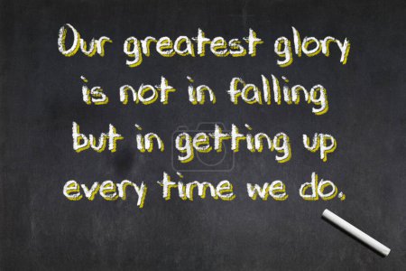 Foto de Pizarra con una cita del filósofo Confucio: Nuestra mayor gloria no es caer, sino levantarnos cada vez que lo hacemos. - Imagen libre de derechos