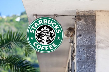 Foto de Menton, Francia - 10 de julio de 2015: Señal de Starbucks Corporation, una cadena multinacional estadounidense de cafeterías y reservas de tostado. - Imagen libre de derechos