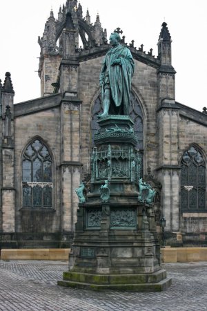 Téléchargez les photos : Statue of Walter Montagu Douglas Scott before the west facade of St. Giles Cathedral in Edinburgh. - en image libre de droit