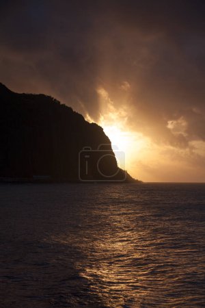 Puesta de sol en el acantilado y el océano en Saint Denis, Isla Reunión