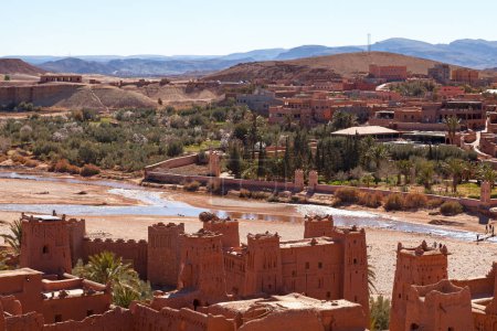 Vista del valle de Ounila desde la colina con vistas al ighrem (pueblo fortificado) de Ait Benhaddou (provincia de Ouarzazate).