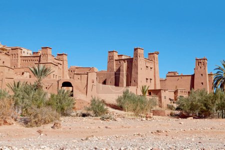 Foto de Ait Benhaddou es un ighrem (pueblo fortificado en inglés), a lo largo de la antigua ruta de caravanas entre el Sahara y Marrakech en el actual Marruecos. Se encuentra en el valle de Ounila (Provincia de Ouarzazate). - Imagen libre de derechos