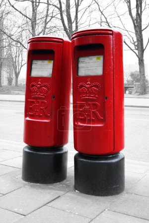 Téléchargez les photos : Boîtes aux lettres anglaises modernes isolées en deux couleurs dans une rue calme de Bristol, entourée de noir et blanc. - en image libre de droit