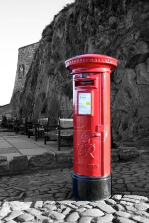 Téléchargez les photos : Boîte de pilier rouge isolée de couleur à l'extérieur du château d'Édimbourg sur environnement noir et blanc. - en image libre de droit