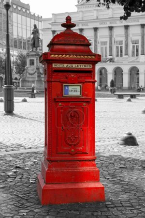 Téléchargez les photos : Boîte aux lettres rouge centenaire isolée de couleur à Liège sur environnement noir et blanc. - en image libre de droit