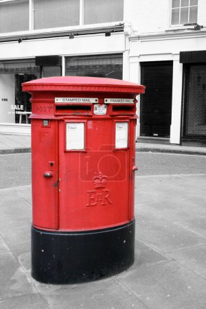 Téléchargez les photos : Couleur isolée Anglais rouge double ouverture pilier boîte sur noir et blanc entourant. - en image libre de droit