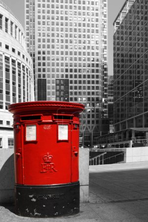 Téléchargez les photos : Boîte à pilier à double ouverture rouge-anglais isolée de couleur dans le quai des Canaries sur un environnement noir et blanc. - en image libre de droit