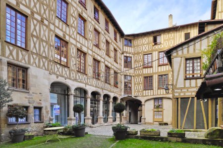Foto de Limoges, Francia - 09 de noviembre de 2019: El Cour du Temple (en español: Patio del Templo) es un patio público del siglo XVII, situado en el centro de la ciudad.. - Imagen libre de derechos
