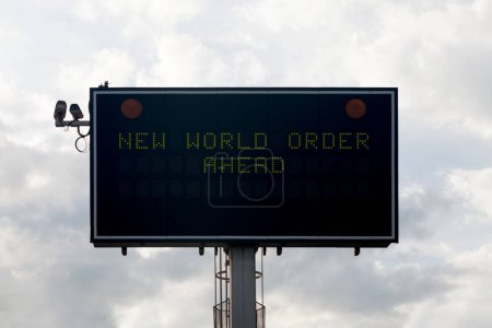 Téléchargez les photos : Panneau d'information sur la route affichant le message Nouvel ordre mondial. - en image libre de droit