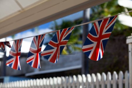 Téléchargez les photos : Guirlande de drapeaux britanniques pour célébrer une fête nationale au Royaume-Uni. - en image libre de droit