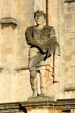 Téléchargez les photos : Ancienne sculpture de Jules César surplombant les thermes romains de Bath, Somerset. - en image libre de droit
