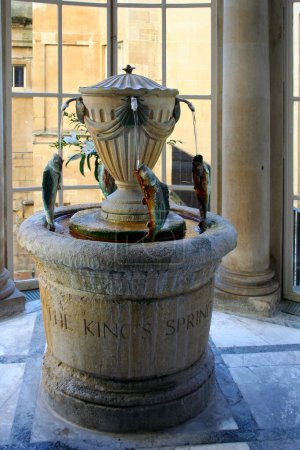 El manantial del rey en las salas de té de la sala de bombas en Bath.