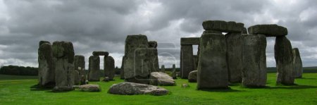 Foto de Stonehenge es un monumento prehistórico situado en la llanura de Salisbury, en Wiltshire, Inglaterra, a 3 km al oeste de Amesbury.. - Imagen libre de derechos