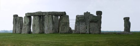 Foto de Stonehenge es un monumento prehistórico situado en la llanura de Salisbury, en Wiltshire, Inglaterra, a 3 km al oeste de Amesbury.. - Imagen libre de derechos