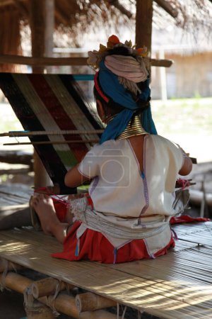 Foto de Huai Seau Tao, Tailandia - 04 de agosto de 2012: Muerte de una joven de la tribu Kayan Lahwi. - Imagen libre de derechos